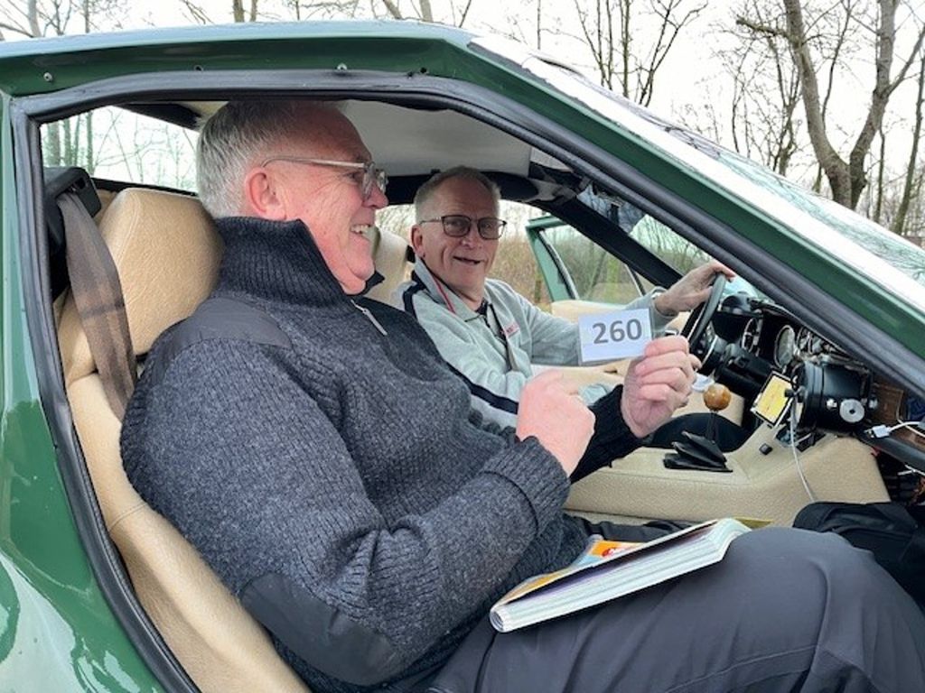 Chris Larsen og Toni Hansen fra Horsens deltager med deres smukke Lotus Europa fra 1974 i Anniversary Monte 100 Touristique, som er et skotsk jubilæumsløb for 100-året for første start i Rallye Monte-Carlo fra Glasgow. Her er de ved starten i Calais
(Foto: Privat)